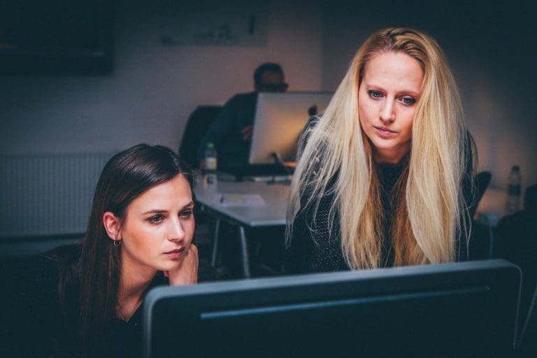 Doit-on passer par une agence web ou un freelance pour la création de son site internet ?